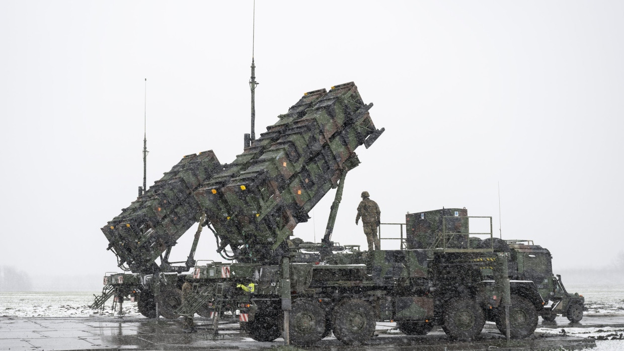 Soldaten der Bundeswehr auf einem Anhänger mit Abschussrampen für Lenkflugkörper des Patriot-Luftabwehrsystems auf einem Feld im Südosten Polens