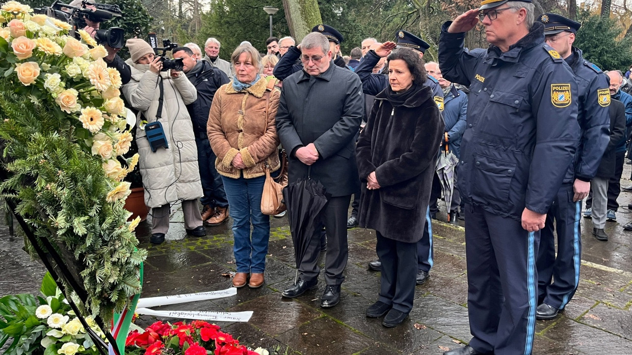 Kranzniederlegung für die beiden Opfer am Donnerstag in Aschaffenburg