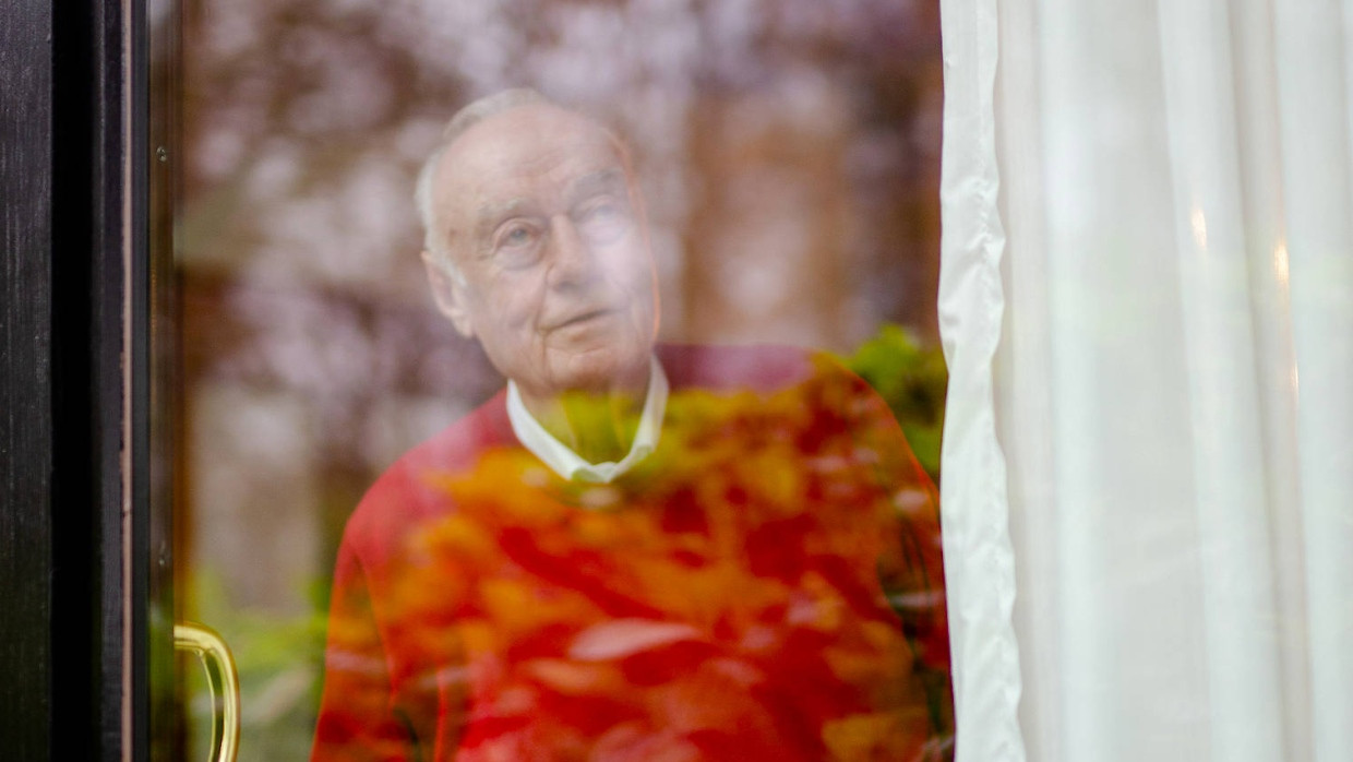 Herbert Becker in seinem Haus in Zeppelinheim