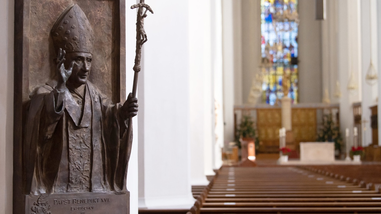 Relief von Papst Benedikt XVI. in der Frauenkirche in München