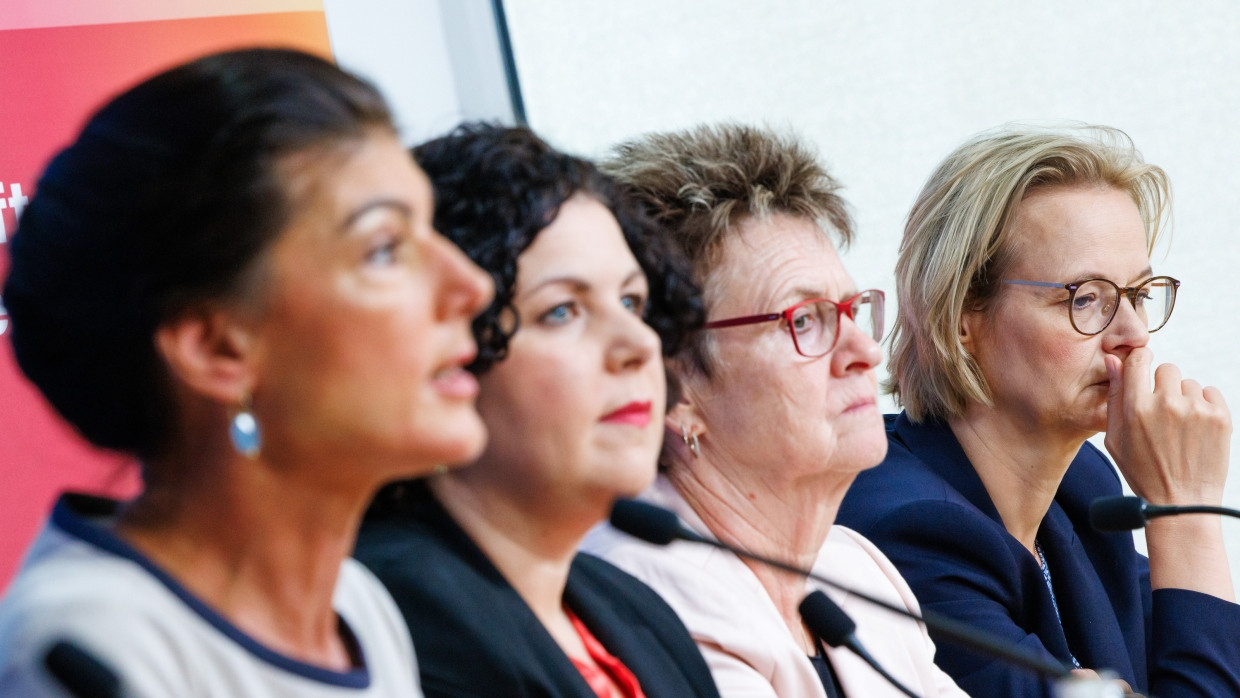 Vor dem Konflikt: Sahra Wagenknecht (links) und Katja Wolf (rechts) bei einer Pressekonferenz nach der Wahl am 2. September in Berlin, in der Mitte Ko-Chefin Amira Mohamed Ali und die sächsische BSW-Vorsitzende Sabine Zimmermann