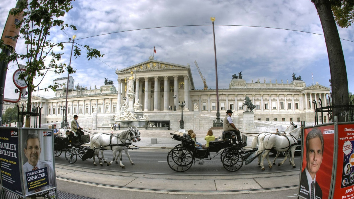 Traditioneller Fiaker vor dem Wiener Parlament