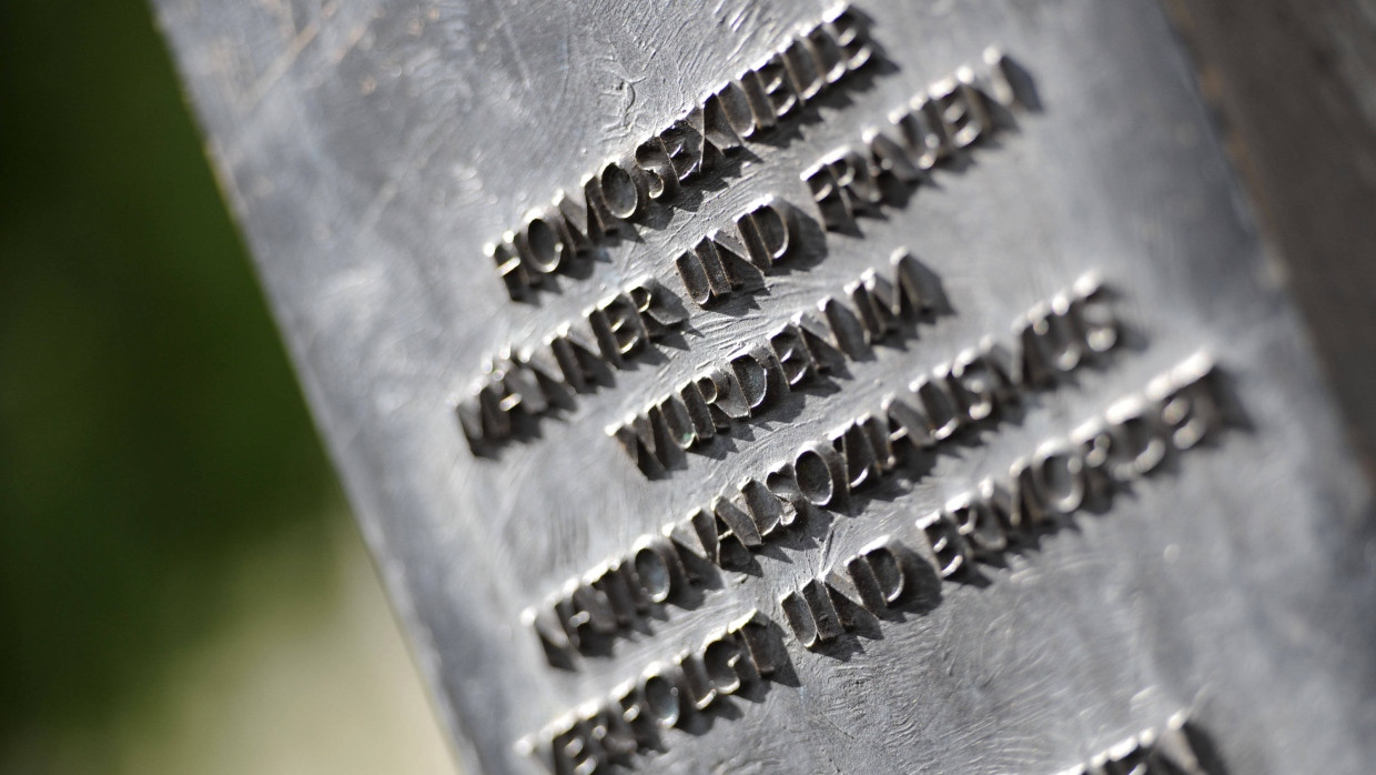 Eine Inschrift zum Gedenken an die Verfolgung von Homosexuellen während des Nationalsozialismus steht am 26.09.2012 auf dem Sockel einer Statue in Frankfurt