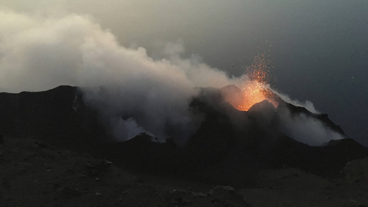 Aus den Gipfelkratern des Stromboli schießt die Lava in den Himmel.