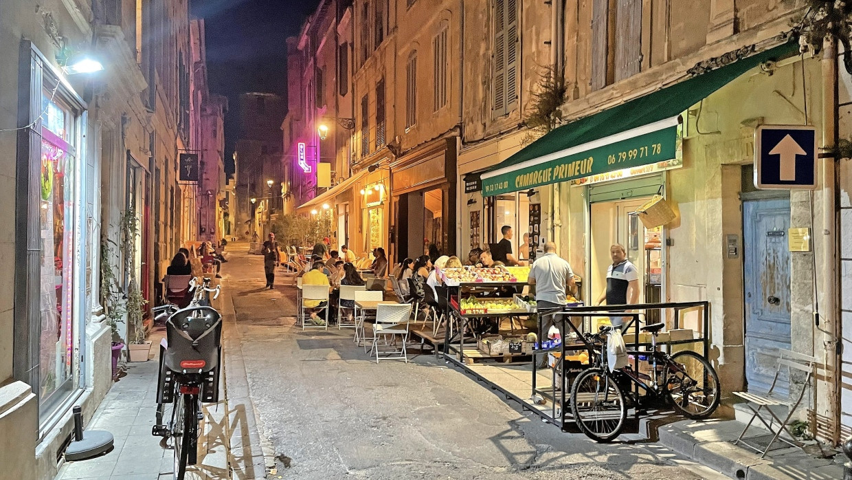 Bis heute breiten sich in den Gassen Arles’ Cafés und Restaurants aus, deren Gäste es sich unter einem sternenklaren Himmel gut gehen lassen.