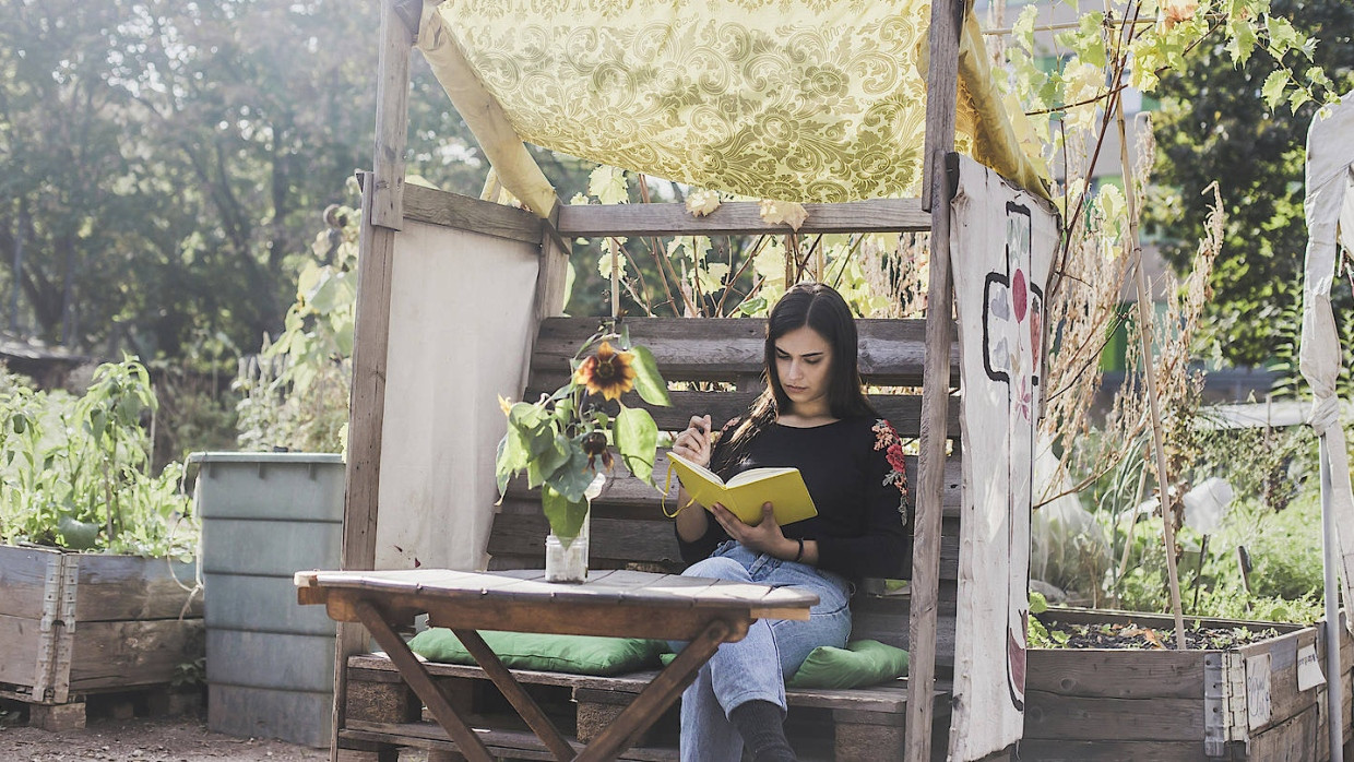 Wohl dem, der zu Hause ein sonniges grünes Plätzchen hat. Eine Horizonterweiterung kann, mit dem richtigen Buch, auch dort stattfinden.