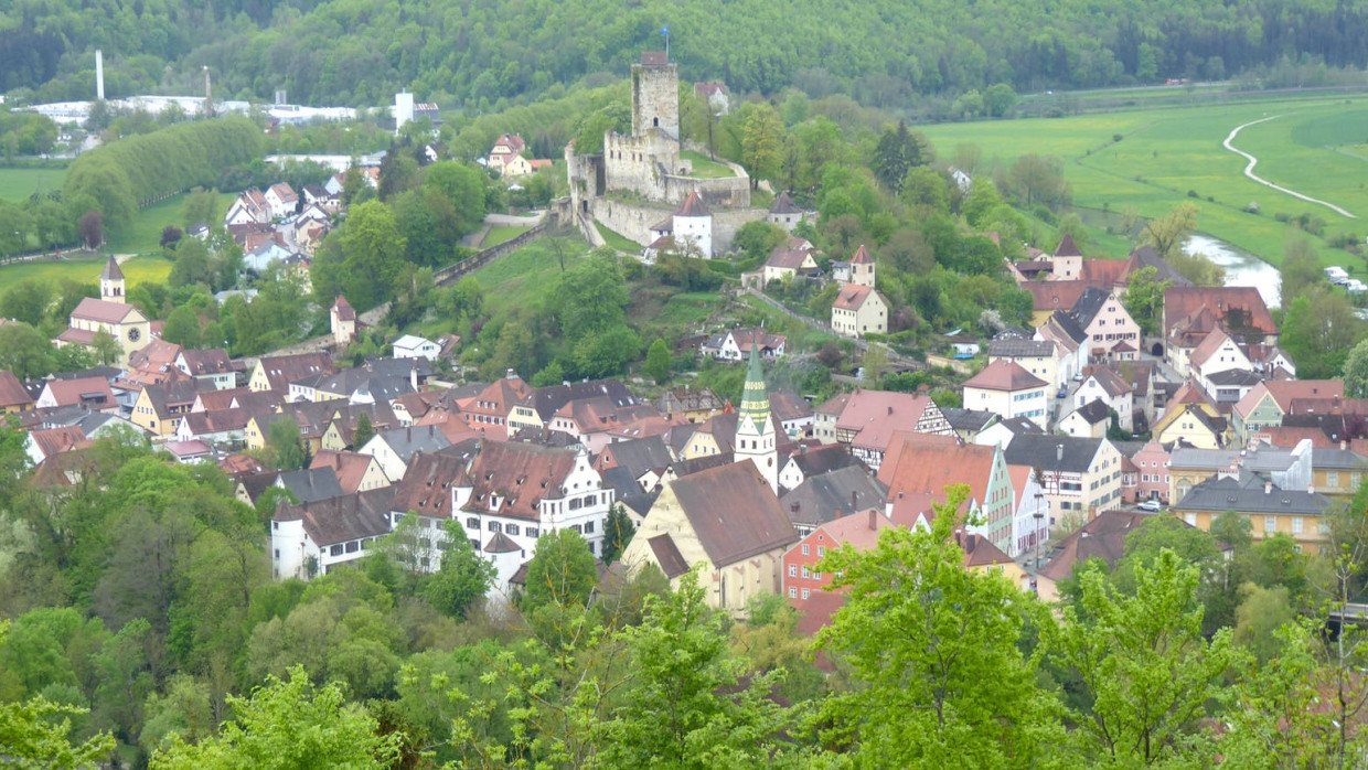 Wie ein Bild aus alten Zeiten: der Ort umschmiegt den Bergfried.