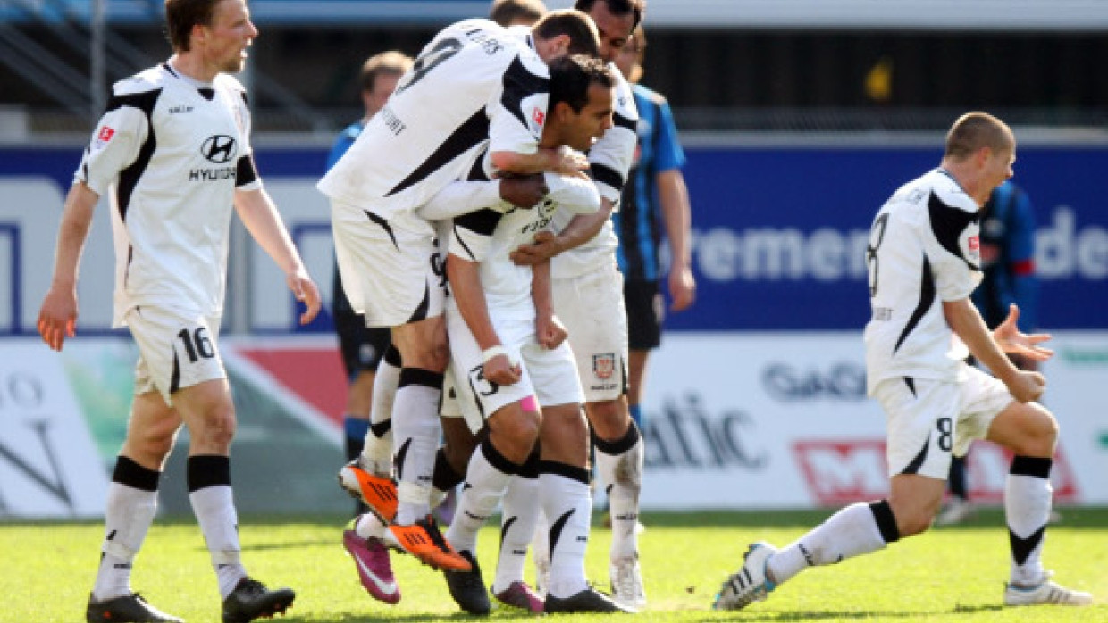 Freude um Cidimar, der das späte 2:2 in Paderborn schoss