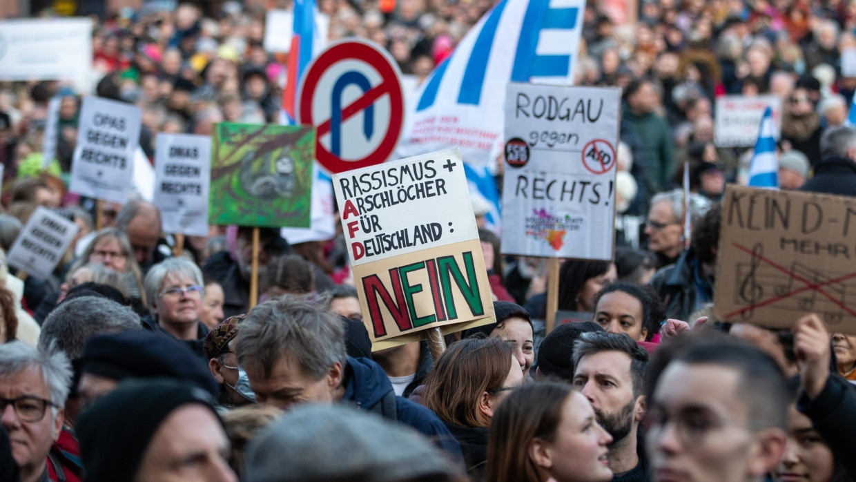 Dicht gedrängt stehen die Teilnehmer der Demonstration auf dem Frankfurter Römerberg.