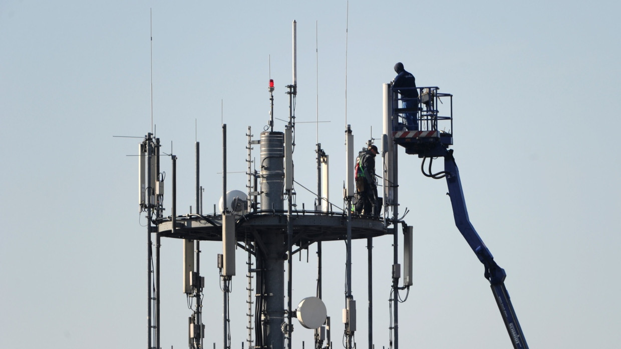 Wartungsarbeiten: Ein Mobilfunkmast am Frankfurter Flughafen wird repariert.