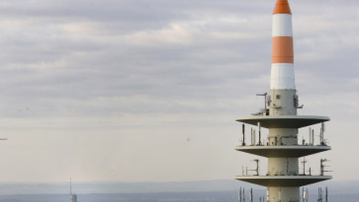 Grund für die Störungen waren mehrere Stromausfälle am Fernmeldeturm Frankfurt, wie der Hessische Rundfunk und der Privatrundfunkbetreiber Radio/Tele FFH berichteten