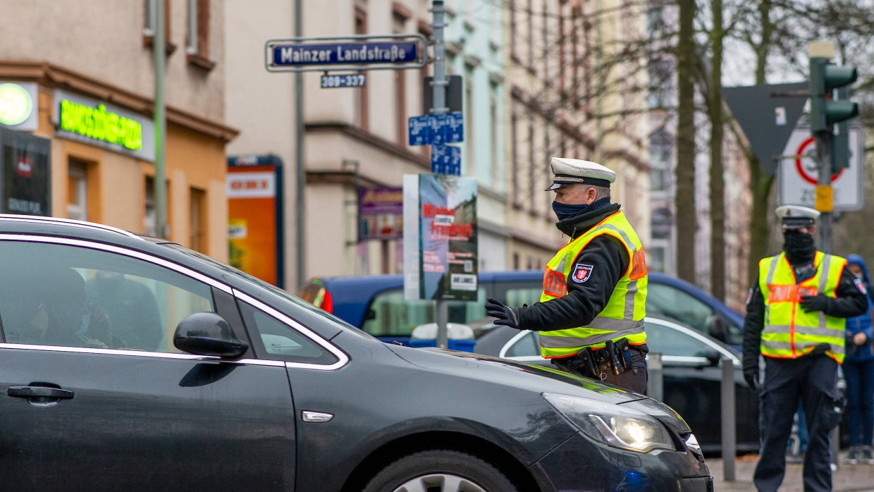 Bombenentschärfung: Die Frankfurter Polizei unterstützt die Evakuierungen der Anwohner.