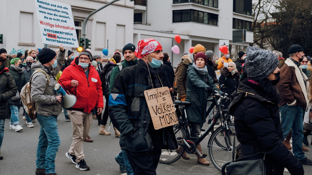 Teilnehmer einer Demonstration gegen die Corona-Regeln und eine Impfpflicht