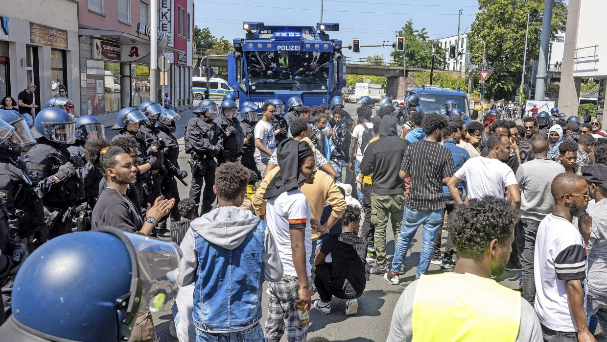 Einhalt: Polizisten halten einen Demonstrationszug beim Eritrea-Festival in Gießen im Juli auf, bei dem es zu Gewalt gekommen war. Nicht alle Gewalttäter sind ermittelt.