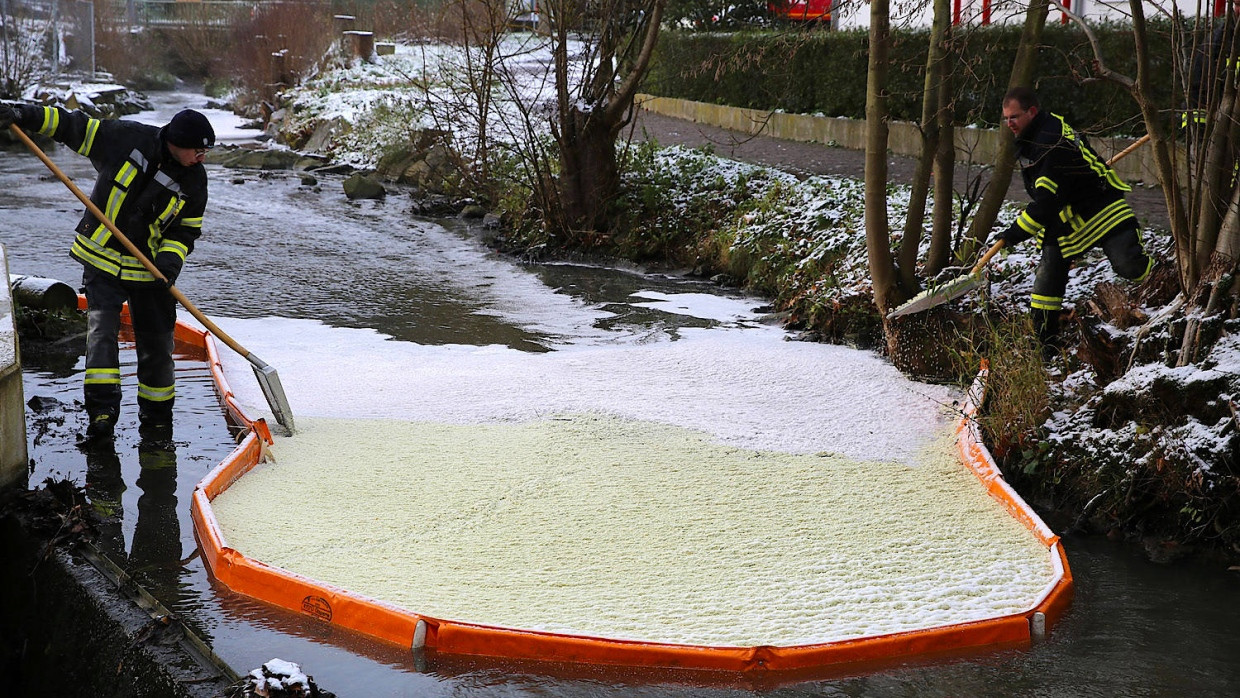 Einsatz: Helfer beim Auffangen des Altöls in Alsfeld.