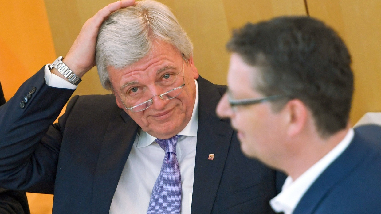 Der SPD-Fraktionsvorsitzende Thorsten Schäfer-Gümbel (rechts) und der hessische Ministerpräsident Volker Bouffier während einer Plenarsitzung.