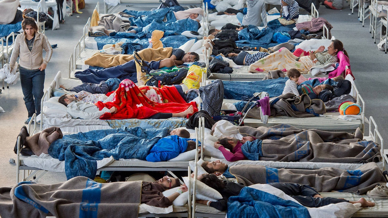 Flüchtlinge schlafen auf Feldbetten in einer Halle in Hanau (Archivbild).