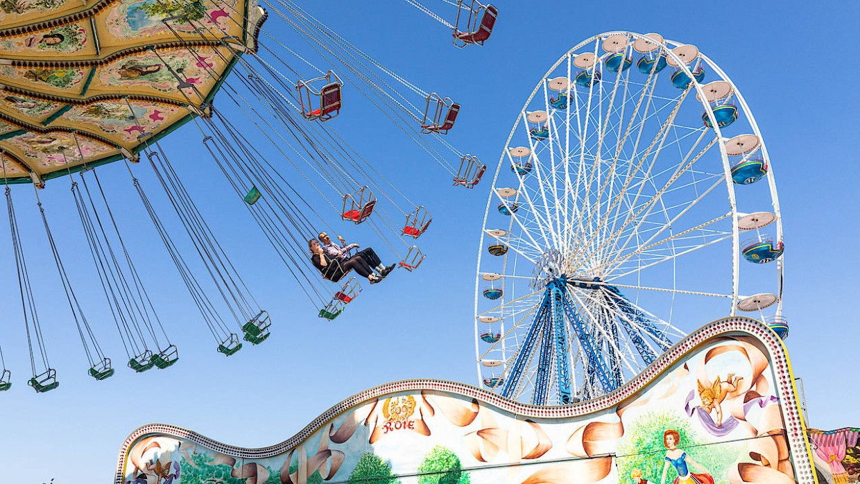 Kettenkarussell und Riesenrad: Volksfestflair am Festplatz an der Eissporthalle in Frankfurt.