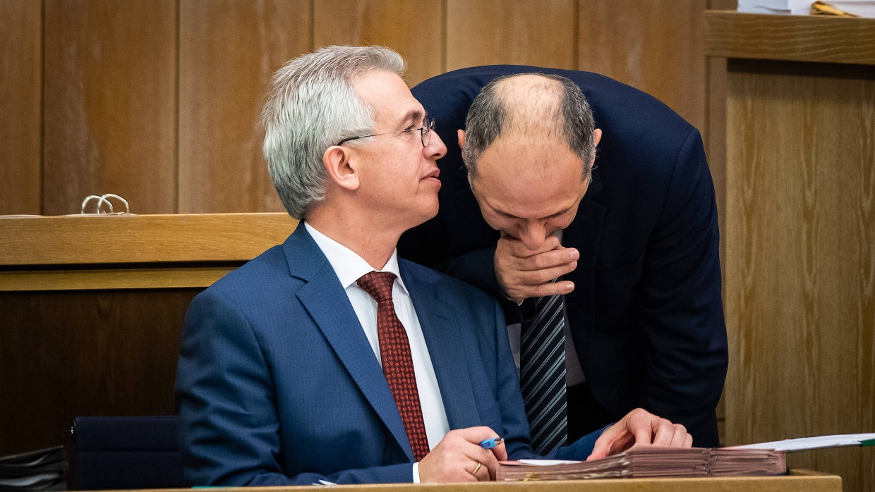 Absprachebedarf: Peter Feldmann (links) und Tarkan Akman (rechts) während einer Stadtverordnetensitzung.