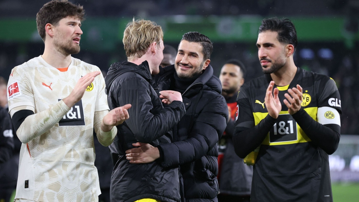 Wie die Antihelden einer Seifenoper: Trainer Nuri Sahin (Mitte) mit seinen Spielern Gregor Kobel, Julian Brandt und Emre Can (von links nach rechts) nach dem Sieg in Wolfsburg