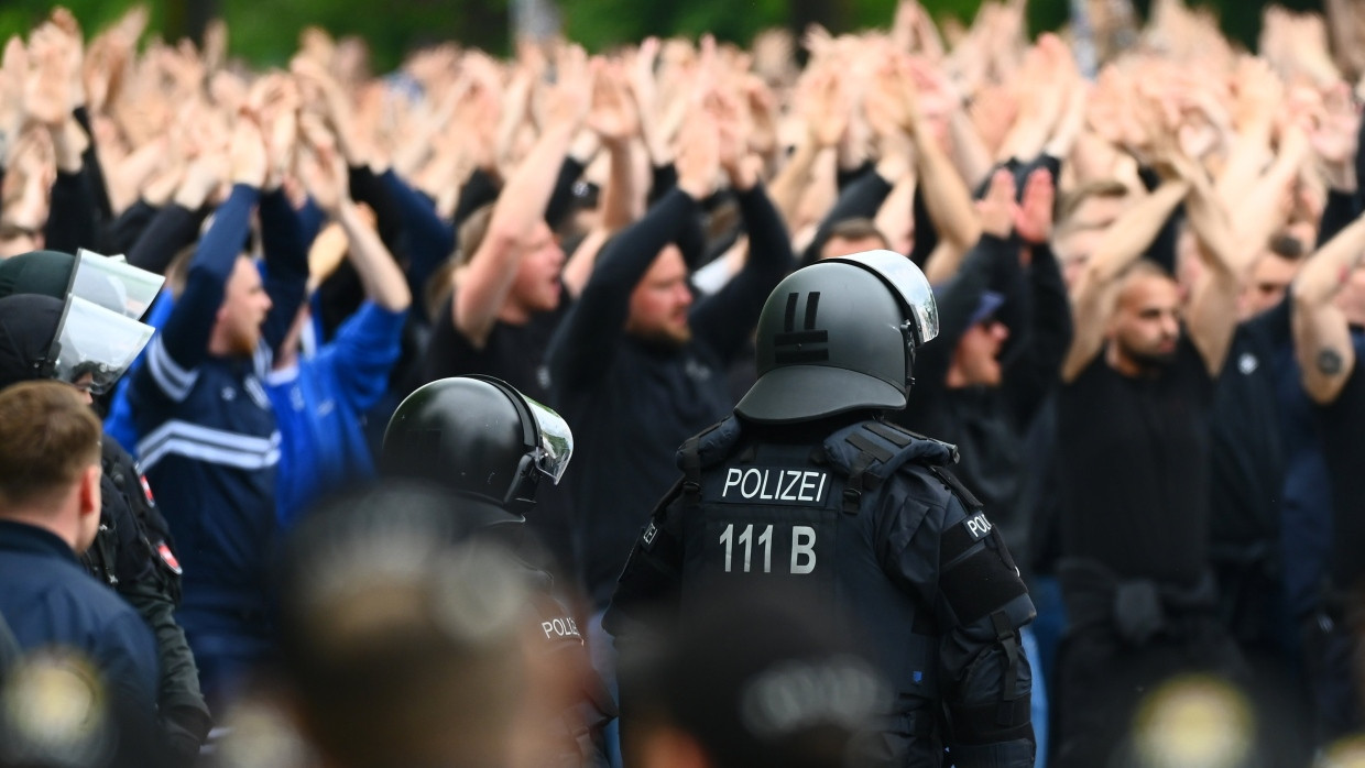 Sichern einen Fanmarsch ab: Bei Fußballspielen sind am Wochenende tausende Polizisten im Einsatz.