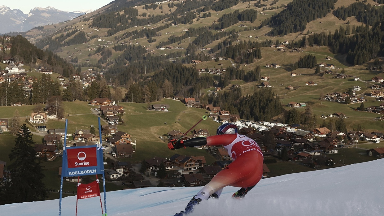 Es grünt so grün: Marco Odermatt saust die Piste hinab, abseits davon gibt es keinen Schnee.