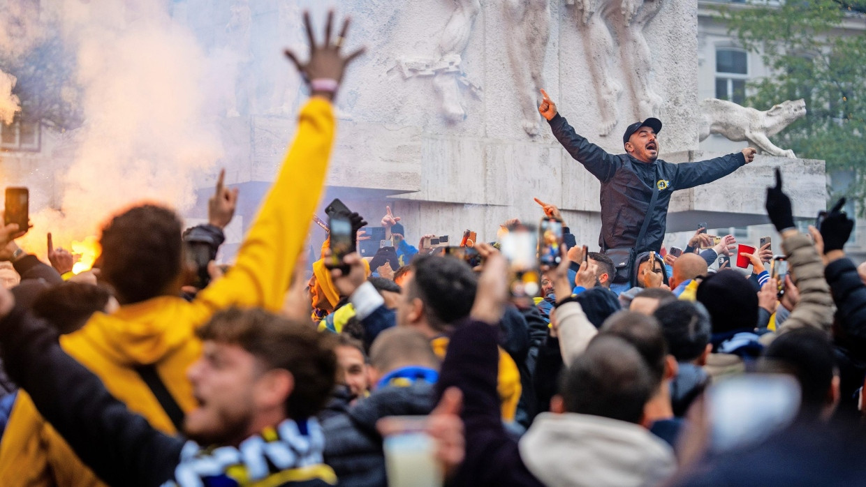 Nicht nur friedlich: Maccabi-Fans am Donnerstag auf dem Dam-Platz in Amsterdam