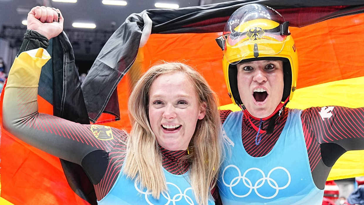 Deutscher Jubel: Anna Berreiter (links) holt Silber, Natalie Geisenberger Gold.