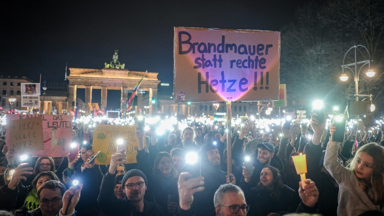 „Lichtermeer“ vor dem Brandenburger Tor: Menschen setzen ein Zeichen gegen rechts