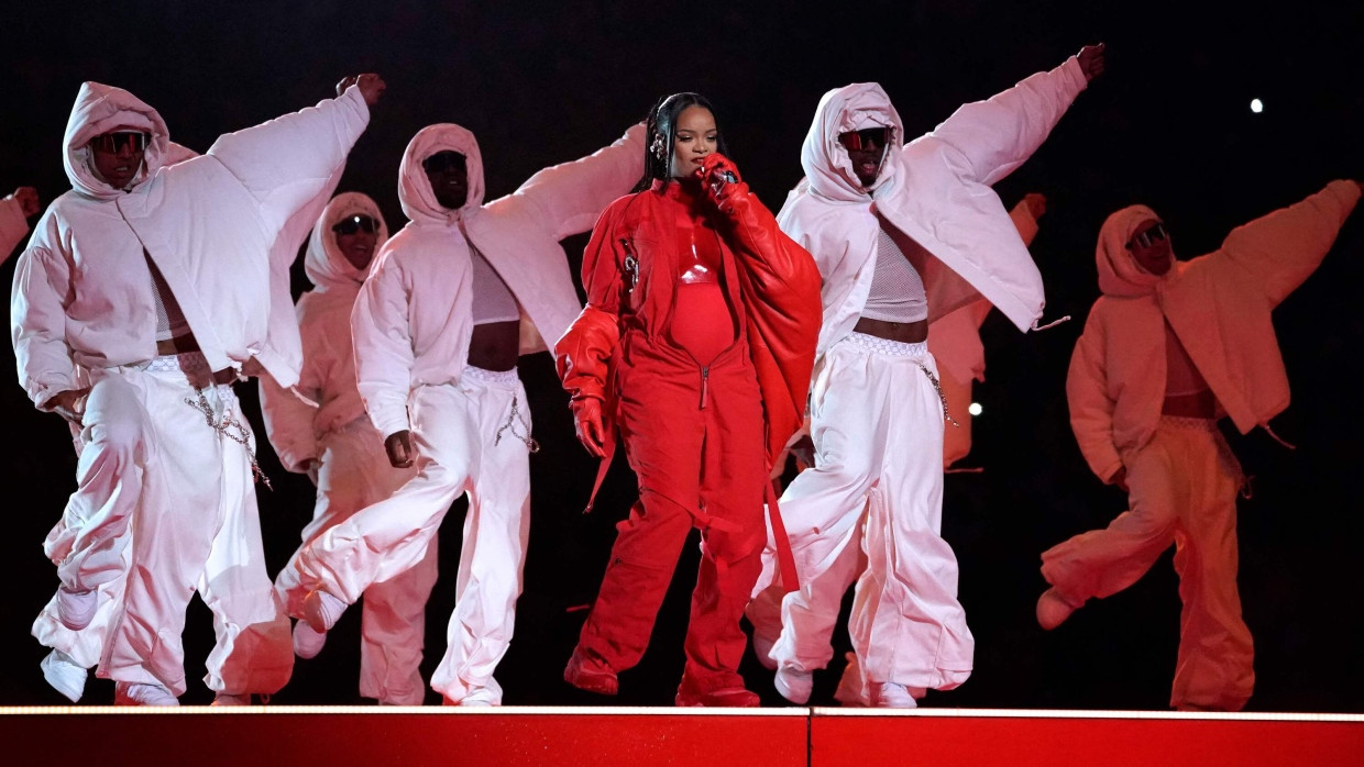 Mit Babybauch und Gelassenheit: Rihanna bei der Halbzeit-Show des Super Bowl 2023