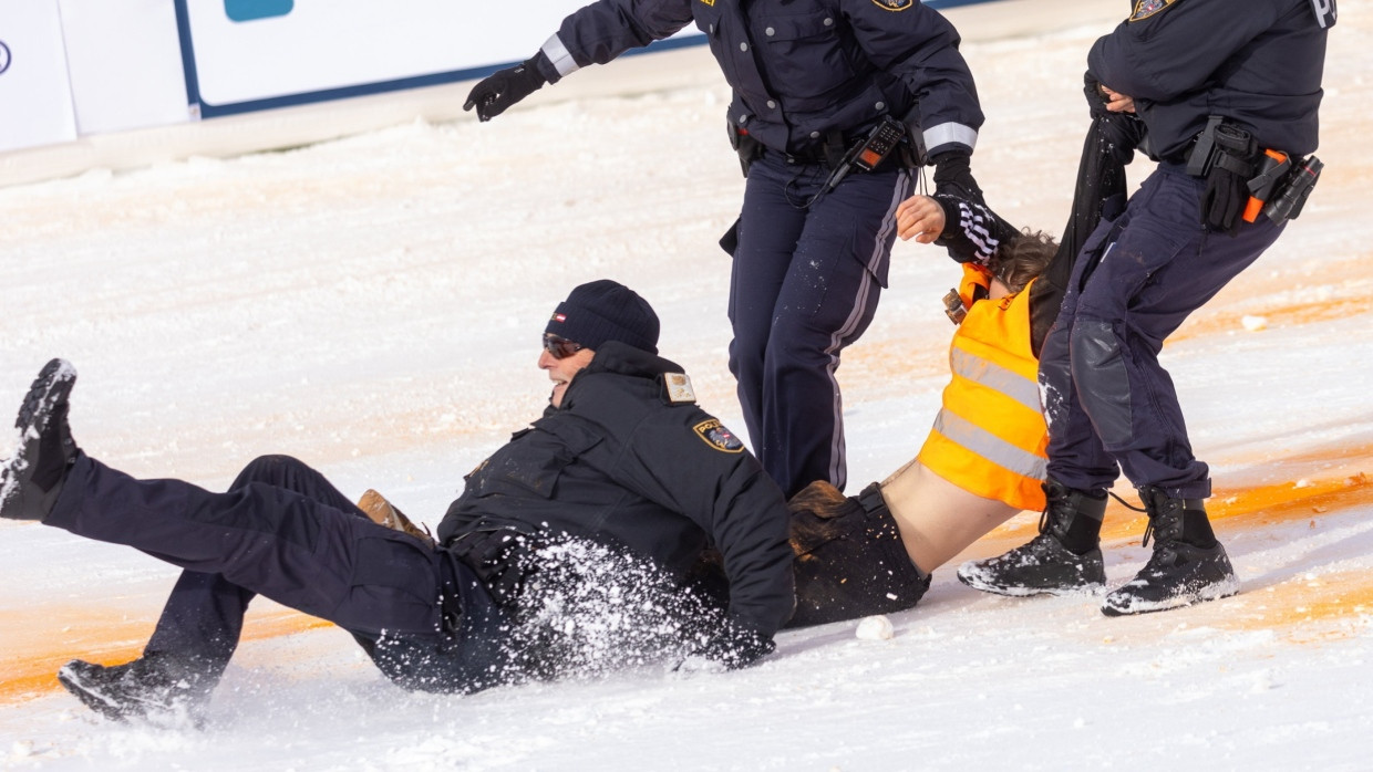 Störung im Schnee: Abtransport eines Aktivisten