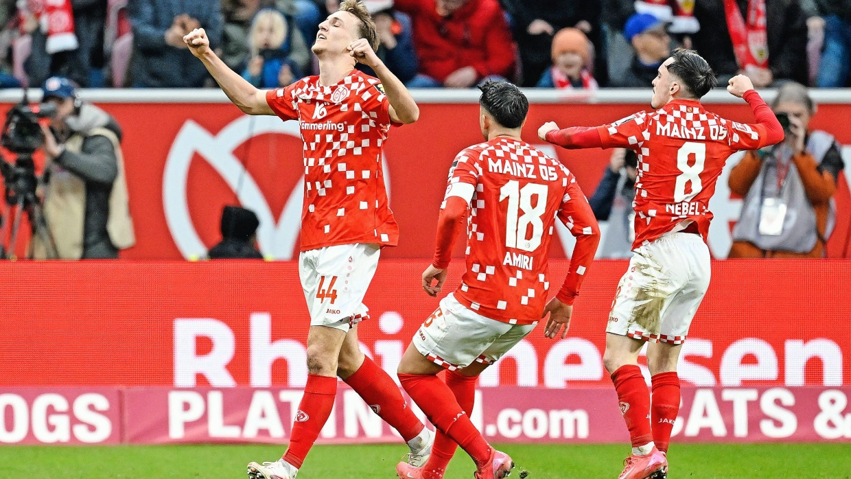 Endlich wieder auf dem Platz: Nelson Weiper (links) trifft beim 2:0-Sieg der Mainzer gegen den VfB Stuttgart zur 1:0-Führung.