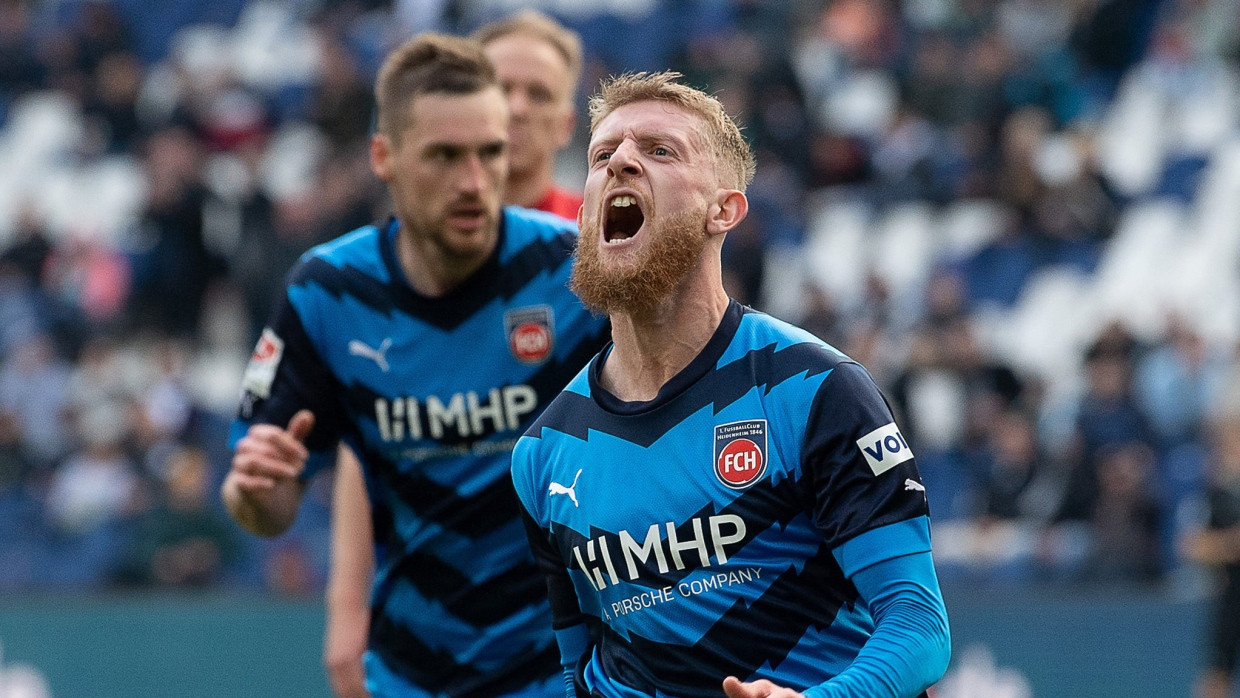 Wieder drei Punkte geholt: Der 1. FC Heidenheim mit Jan-Niklas Beste gewinnt in Hannover.