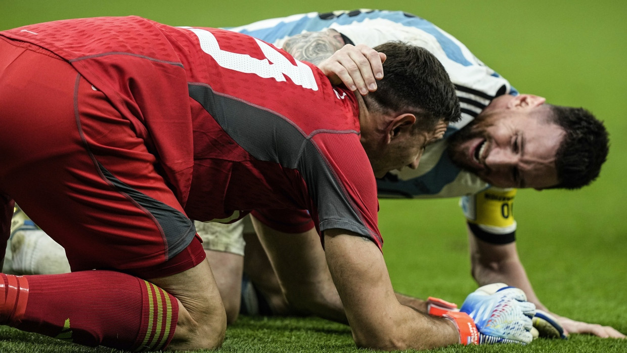 Glückwünsche von Lionel Messi: Argentiniens Torhüter Emiliano Martinez nach dem Viertelfinale gegen die Niederlande