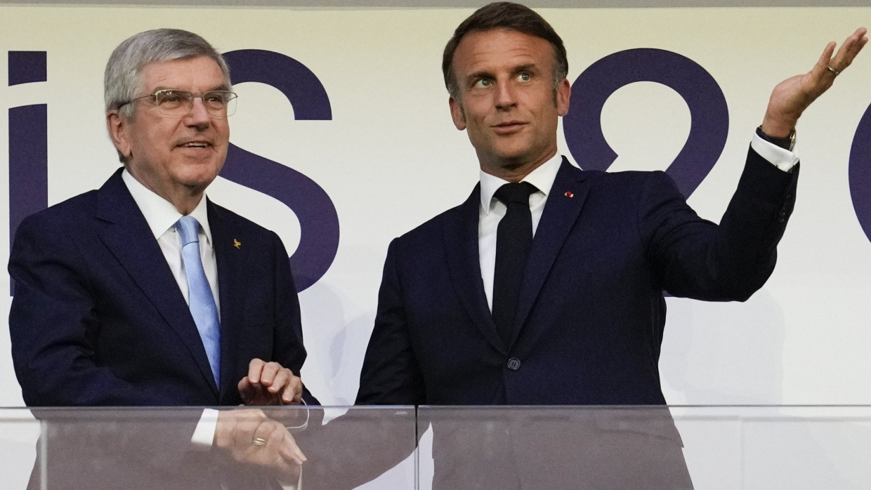 Hand drauf: Emmanuel Macron (rechts) und IOC-Präsident Thomas Bach am Abschlusstag der Olympischen Spiele in Paris