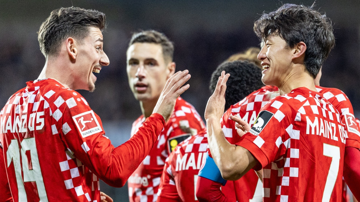 Spaß bei der Arbeit: Für Mainz 05 mit Anthony Caci und Jae-Sung Lee (rechts) läuft es derzeit bestens.