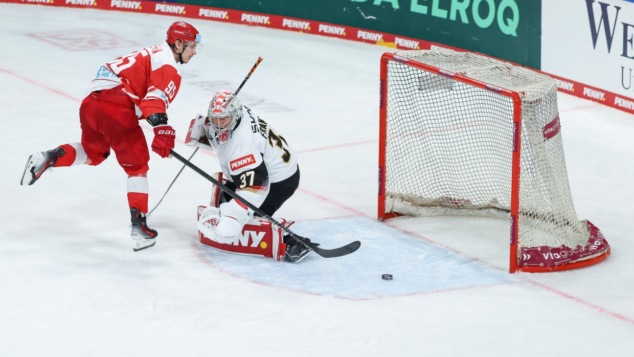 Dänemarks Nick Olesen (l) überwindet Deutschlands Torhüter Maximilian Franzreb beim entscheidenden Penalty