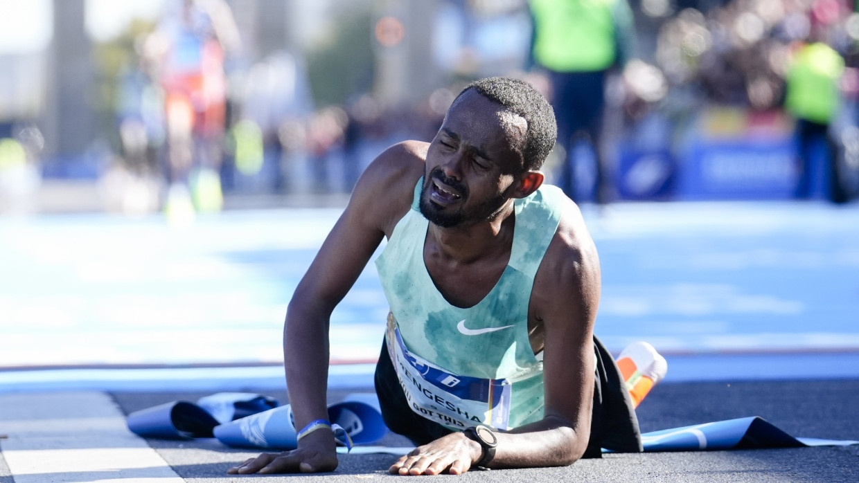 Milkesa Mengesha am Boden, aber erst hinter der Ziellinie: Der Äthiopier gewinnt den Berlin-Marathon