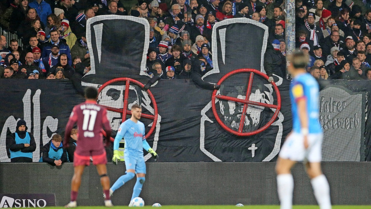 Im Fadenkreuz: Hassplakate vor dem Kieler Fanblock beim Spiel gegen Leipzig.