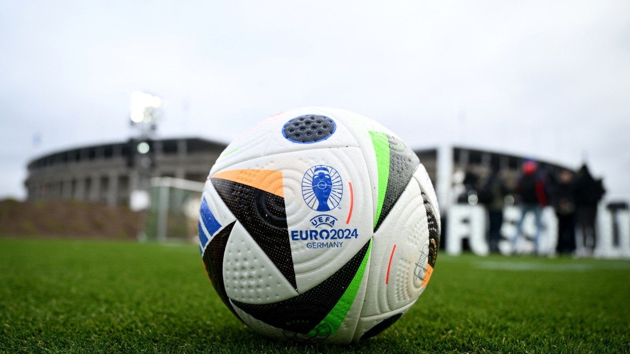 Die Spielball namens „Fußballliebe“ rollt 2024 durch die deutschen EM-Stadien.