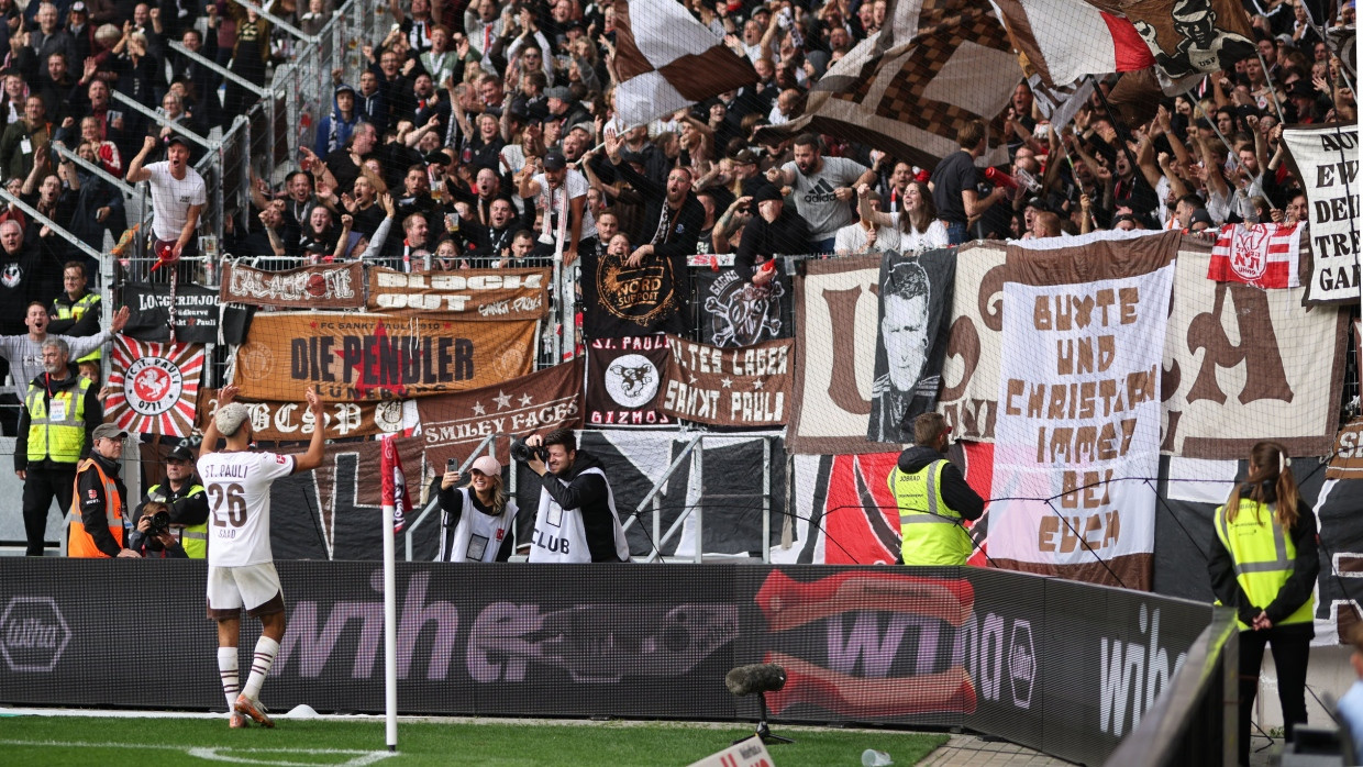 Elias Saad feiert mit den Pauli-Fans seinen Treffer zum 0:3