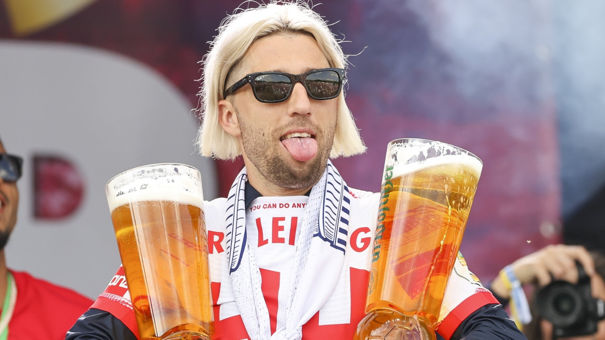 Wie man den Pokalsieg feiert, wissen die Leipziger um Kevin Kampl noch aus dem Jahr 2022.