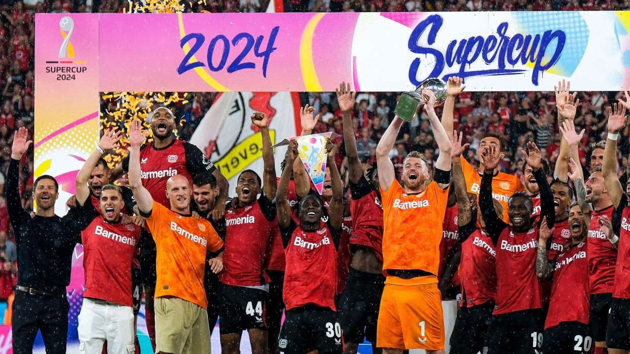 Bayer Leverkusen jubelt über den Gewinn des Supercups.