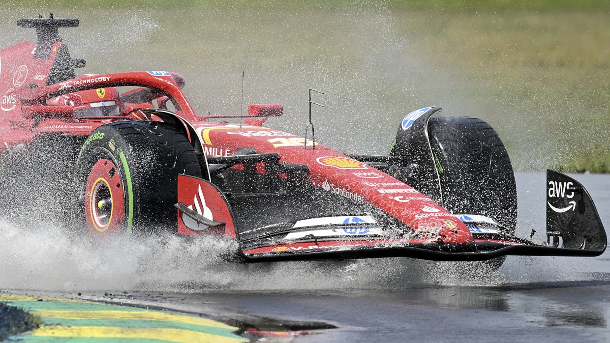 Ferrari-Pilot Charles Leclerc geht im Regen von Montreal baden.