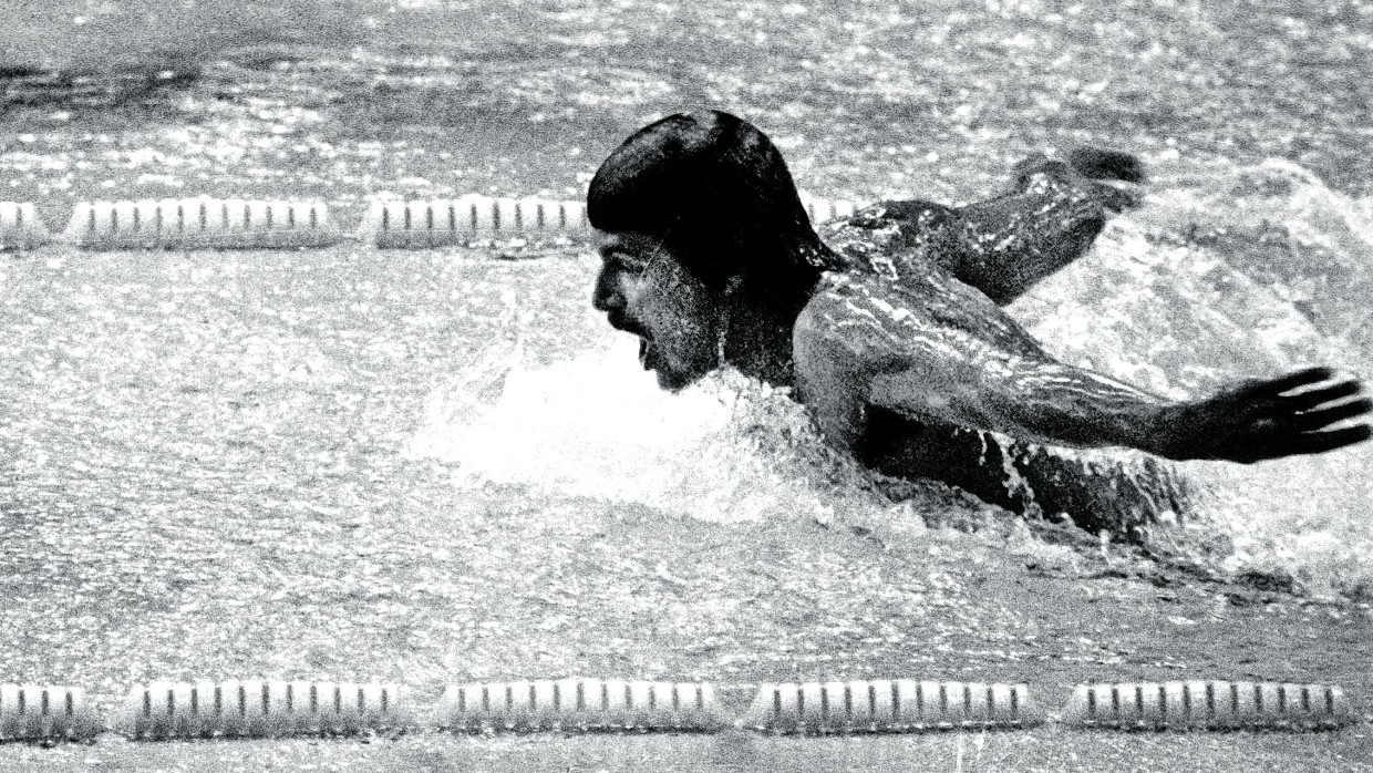 Souveräner geht es nicht: Mark Spitz  unterstreicht seine Dominanz  durch Weltrekorde in allen Wettbewerben, bei denen  er die Konkurrenz jeweils um Längen  hinter sich lässt.