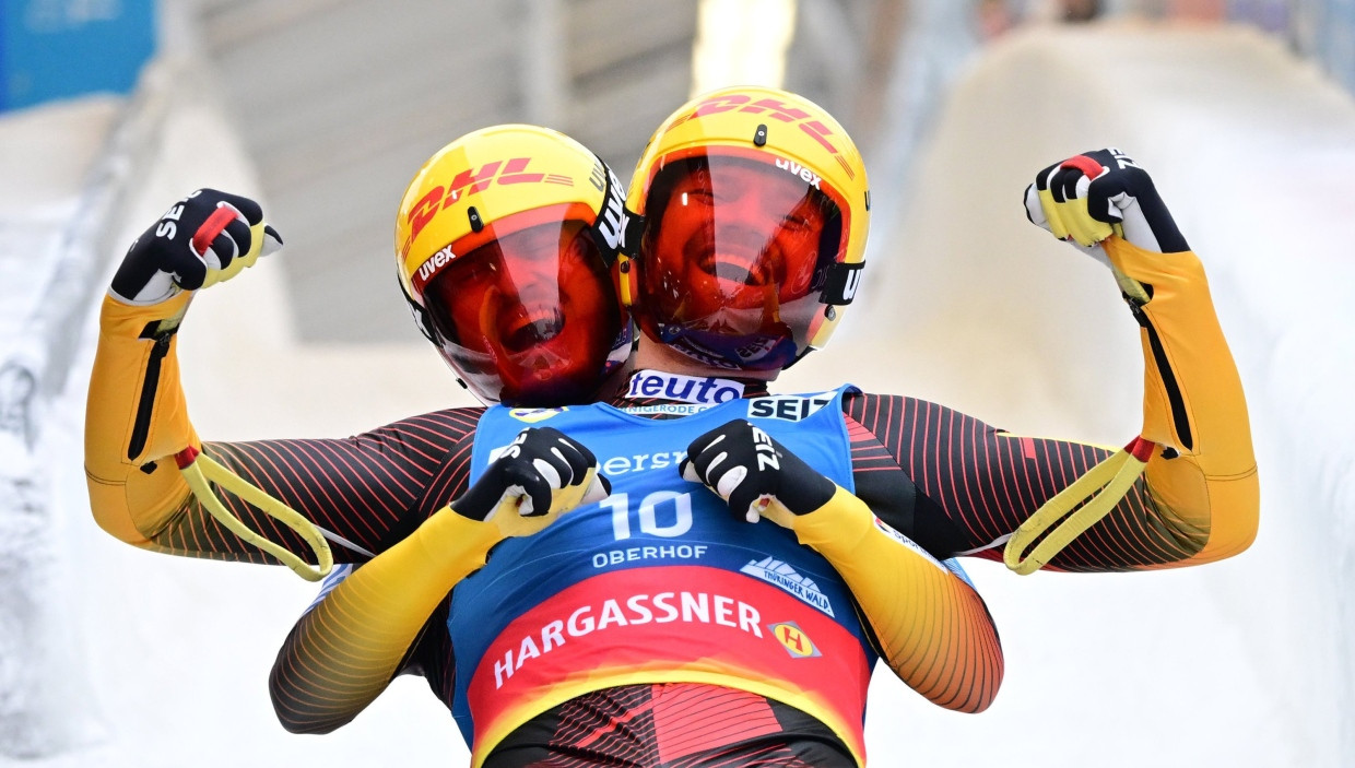 Die deutschen Rennrodler Toni Eggert und Sascha Benecken fahren auf ihrer Heimbahn souverän zu Gold.