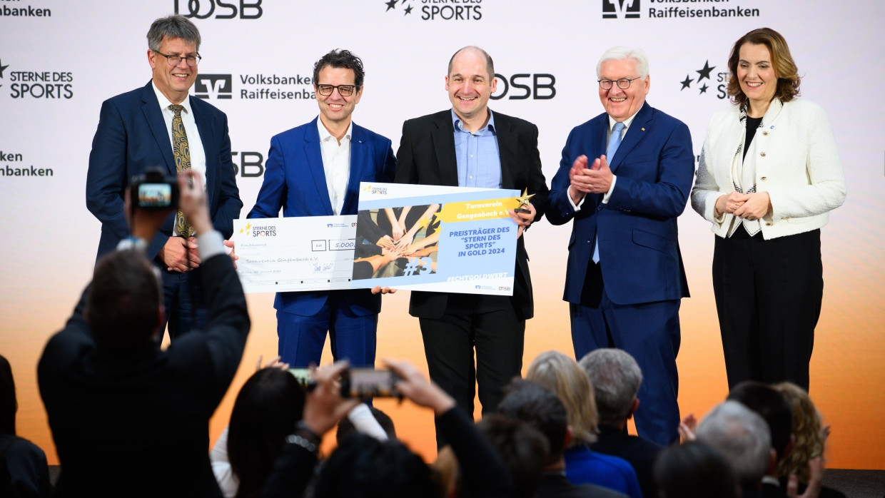 Auszeichnung in Berlin: Bundespräsident Frank-Walter Steinmeier (Zweiter von rechts)