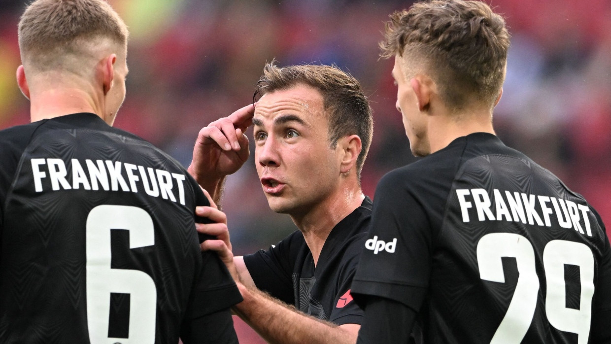 Wieder ein Erfolg für Frankfurt: Mario Götze und seine Mitspieler setzen sich in Augsburg durch.