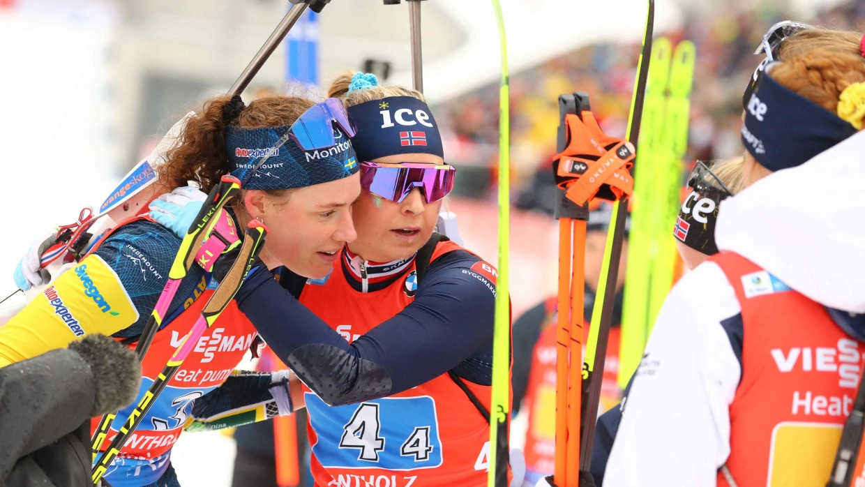 Alles wieder gut: Schwedens Hanna Öberg (links) und Norwegens Ingrid Landmark Tandrevold nach dem Staffelrennen