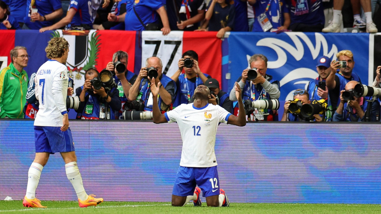 Randal Kolo Muani (rechts) jubelt neben Teamkollege Antoine Griezmann.